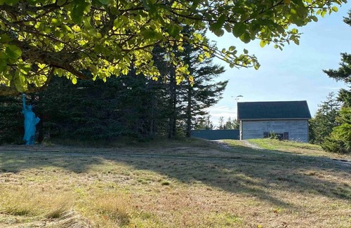 Eastport Cabin | Charming Bunk-House Cabin at Rossport by the Sea