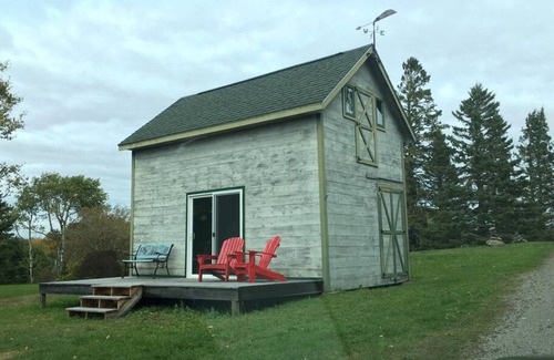 Eastport Cabin | Charming Bunk-House Cabin at Rossport by the Sea