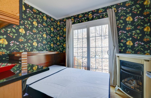 Bushkill House | Charming Bushkill Retreat w/Private Deck & Grill!