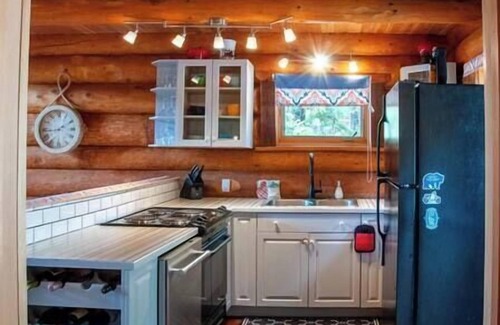 East Kootenay Cabin | Charming Cabin/Close to Lake/Fire Pit/3 BDRM
