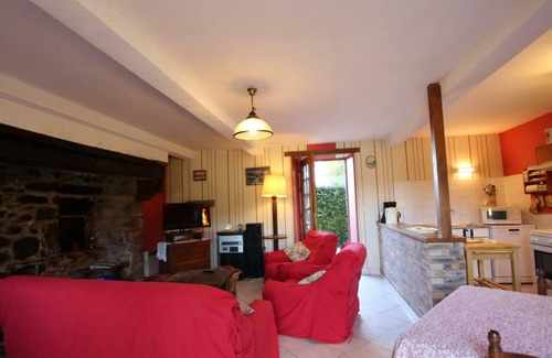 Tourville-sur-Sienne Cottage | Charming Cottage with Lakeside View, Fishing & Farm Activities