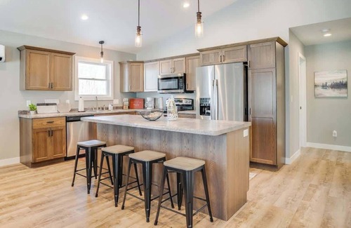 Birchwood House | Charming Cabin by Tagalong Golf Course