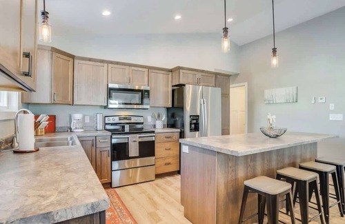 Birchwood House | Charming Cabin by Tagalong Golf Course