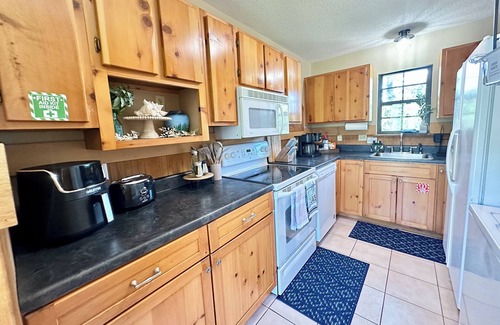 Biloxi Cabin | Charming Cabin in Biloxi by water private rd 4 acre lot! Shop, beaches, casinos!