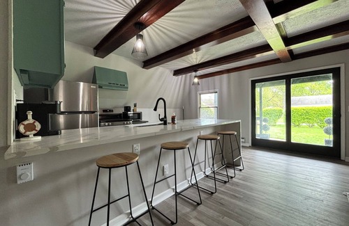 Gypsum Cabin | Charming Cabin in Crystal RocknSleeps 10 w/hot tub and terrace balcony!