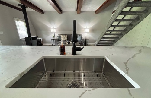 Gypsum Cabin | Charming Cabin in Crystal RocknSleeps 10 w/hot tub and terrace balcony!