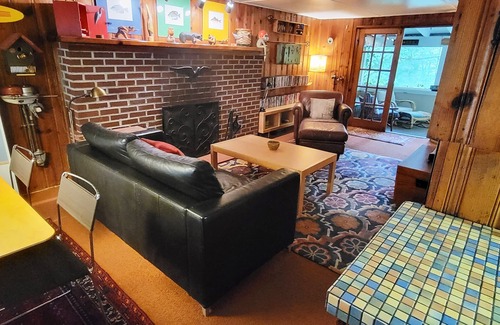 Carrollton Cottage | Charming Cabin in Leesville Lake's Best Community. Complimentary Kayaks.