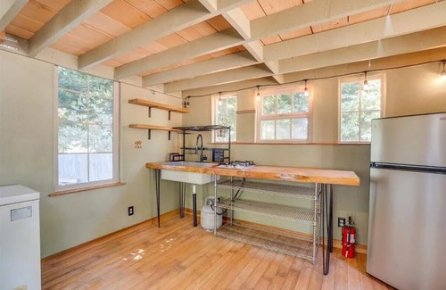 Carlotta Cabin | Charming cabin in serene Petrolia with WiFi