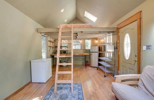 Carlotta Cabin | Charming cabin in serene Petrolia with WiFi