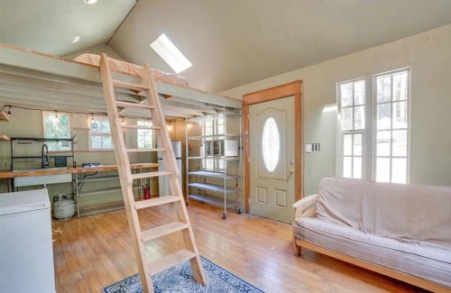 Carlotta Cabin | Charming cabin in serene Petrolia with WiFi