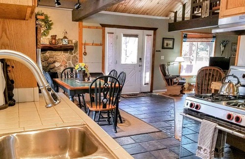 Upper Moonridge Cabin | ✨Charming Cabin In The Woods✨Ski Slope VIEWS from HOT TUB! Large yard~ pets ok🐾