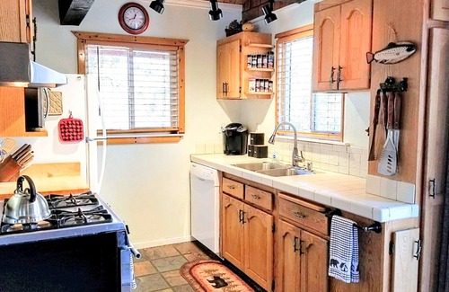 Upper Moonridge Cabin | ✨Charming Cabin In The Woods✨Ski Slope VIEWS from HOT TUB! Large yard~ pets ok🐾