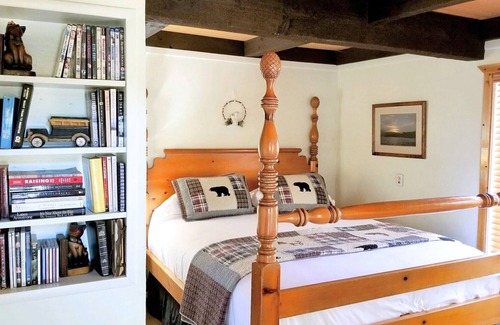 Upper Moonridge Cabin | ✨Charming Cabin In The Woods✨Ski Slope VIEWS from HOT TUB! Large yard~ pets ok🐾