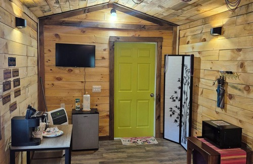 Watkins Glen Cabin | Charming cabin in delightful Watkins Glen with AC and beautiful surroundings.