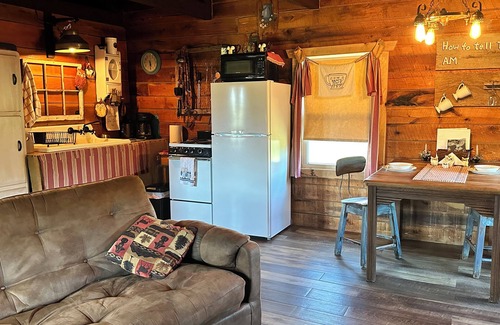 Hardin County Cabin | Charming cabin near Garden of the Gods