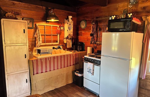 Hardin County Cabin | Charming cabin near Garden of the Gods
