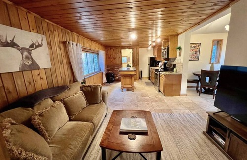 Pine Cabin | Charming Cabin on Dream Property