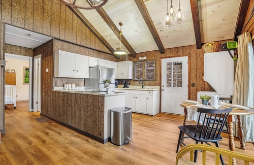 Penrod Cabin | Charming Cabin on Lake Malone – Perfect Getaway! ~Lakefront w/firepit~