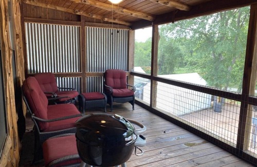 Prairie Lea Cabin | Charming Cabin on the San Marcos River, comfortable, clean, fun, lots to do! L3