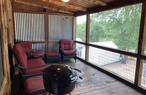Prairie Lea Cabin | Charming Cabin on the San Marcos River with large back screened-in deck! - L2