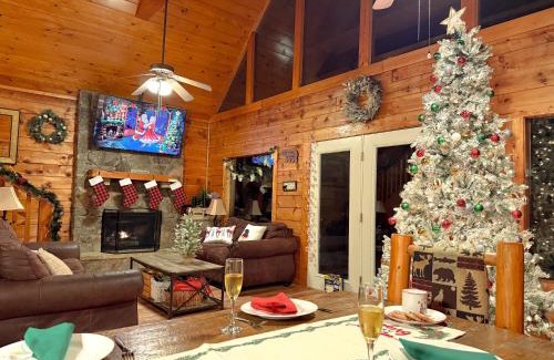 Pigeon Forge Ski Chalet | Charming Cabin, Seasonal Decor & Pool, 3min to Pkwy, Grill, GameRoom, Wifi & Workstation, Sleeps 14