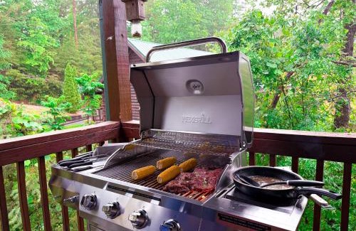 Pigeon Forge Ski Chalet | Charming Cabin, Seasonal Decor & Pool, 3min to Pkwy, Grill, GameRoom, Wifi & Workstation, Sleeps 14