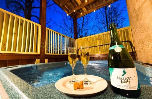 Pigeon Forge Ski Chalet | Charming Cabin, Seasonal Decor & Pool, 3min to Pkwy, Grill, GameRoom, Wifi & Workstation, Sleeps 14