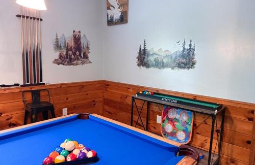 Pigeon Forge Ski Chalet | Charming Cabin, Seasonal Decor & Pool, 3min to Pkwy, Grill, GameRoom, Wifi & Workstation, Sleeps 14