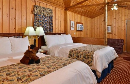 Cody House | Charming Cabin Setting! 2 Beautiful Units, Pool, Close to Buffalo Bill Center!