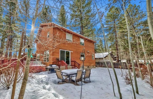Bijou Park House | Charming cabin in South Lake Tahoe (close to lake + hot tub + yard)