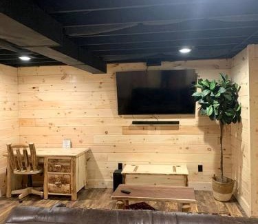 Mannsville House | Charming Cabin with Hot-tub and Stunning Views in Campbellsville, Kentucky