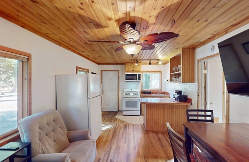 Middletown Cabin | Charming Cabin with 2 bedrooms. King bed and Queen Bed, 65" TV, Recliners, Deck