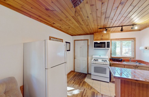 Middletown Cabin | Charming Cabin with 2 bedrooms. King bed and Queen Bed, 65" TV, Recliners, Deck