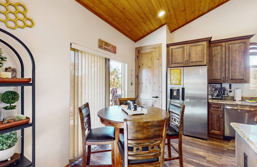 Strawberry House | Charming cabin with hot tub near the Gila National Forest