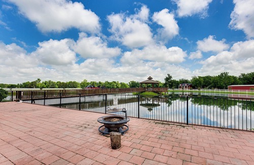 Hunt County House | Charming Caddo Mills Farmhouse w/Private Yard