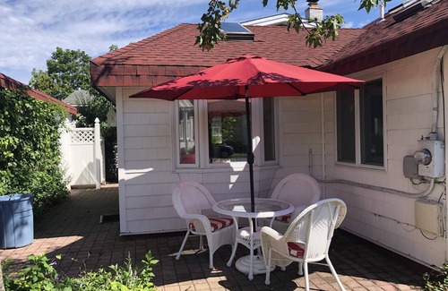 Wall House | Charming Cape on Corner 2 blocks to Beach