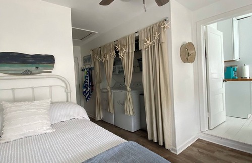 Norfolk Cottage | Charming Captain’s Cottage just steps from Willoughby Beach