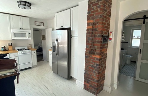 Norfolk Cottage | Charming Captain’s Cottage just steps from Willoughby Beach