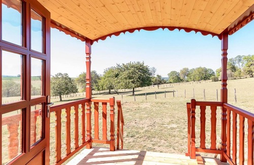 Vy-le-Ferroux Cottage | Charming Caravan with Views of the Saône Valley