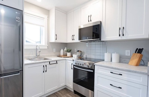 Saanich House | Charming Carriage Home