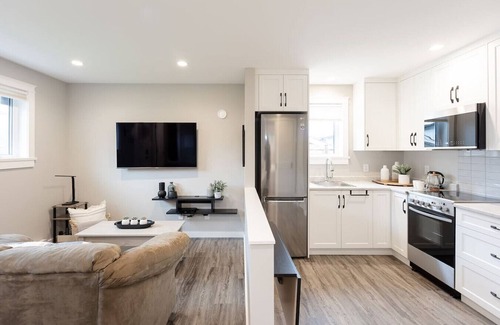 Saanich House | Charming Carriage Home