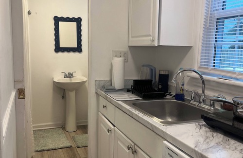 Parkside Cottage | Charming Carriage House Close to Daffin Park