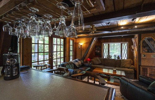 Glacier Ski Chalet | Charming Cedar Chalet with Amazing Cedar Soaking Tub in Covered Gazebo
