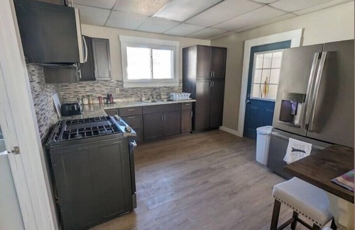 Hillsdale House | Charming century home in a quiet neighborhood, 3 blocks from downtown Hillsdalen
