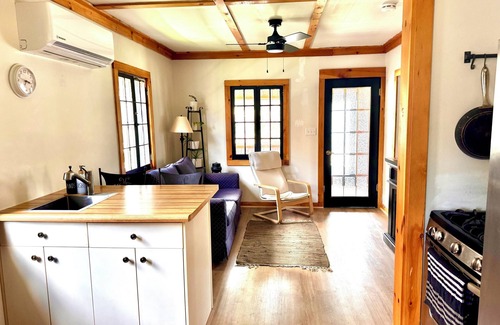 Crystal Beach Cottage | Charming Century-Old Beach House – Perfect for Families & Travelers!