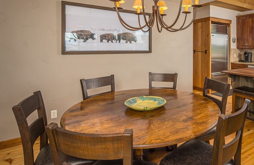 Saddle Ridge House | Charming Chalet! Amazing Views, Ski-In/Ski-out, Hot Tub, 7 Min Drive to Resort!
