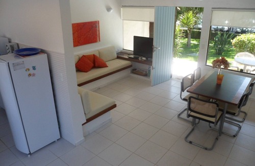 Joao Fernandes House | Charming chalet in João Fernandes, gated community and 4 min walk to the beach