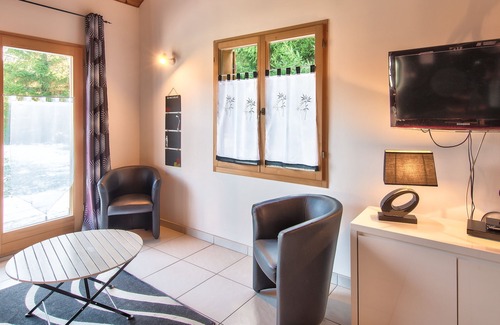 Ney Ski Chalet | Charming Chalet in Ney with Pool Access