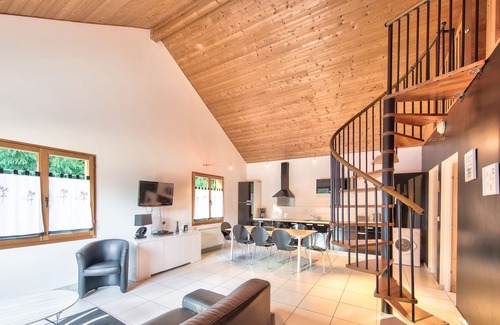 Ney Ski Chalet | Charming Chalet in Ney with Pool Access