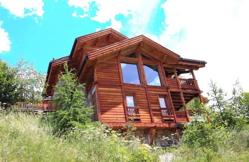 Vars Ski Chalet | CHARMING CHALET, MOUNTAIN VIEW AND SKI SLOPES JACUZZI HAMMAM SAUNA TABLE SOCCER